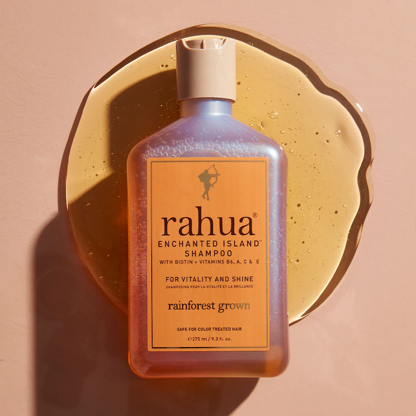 Rahua Enchanted Island Shampoo Flasche mit Texturbeispiel. North Glow