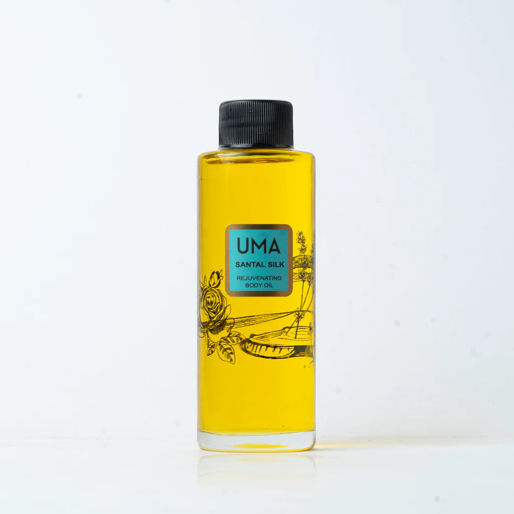 UMA Santal Silk Body Oil Flasche steht vor weißem Hintergrund. North Glow