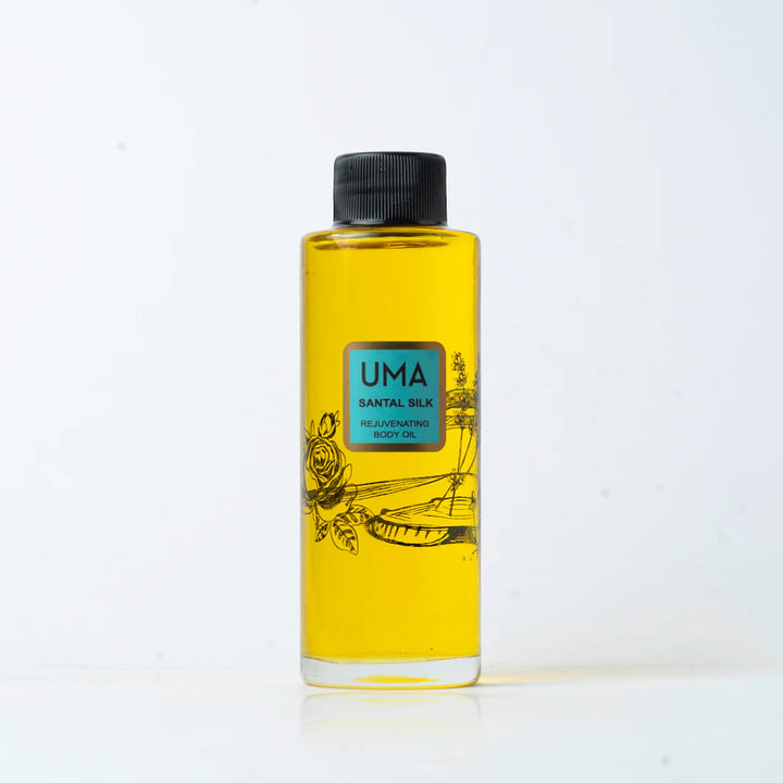 UMA Santal Silk Body Oil Flasche steht vor weißem Hintergrund.