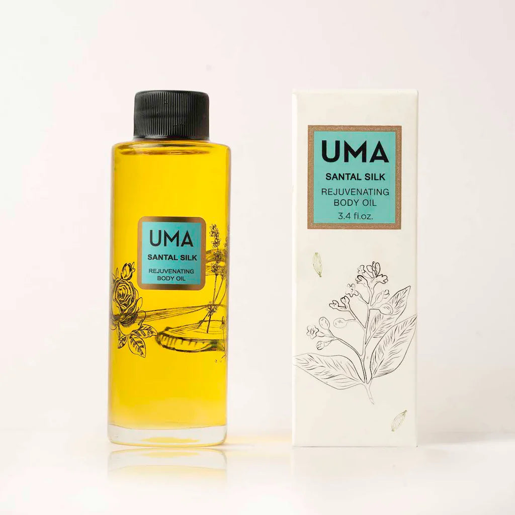 Flasche und Verpackung des UMA Santal Silk Body Oils stehen nebeneinander vor weißem Hintergrund.
