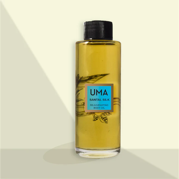 UMA Santal Silk Body Oil steht vor hellgelbem Hintergrund. North Glow