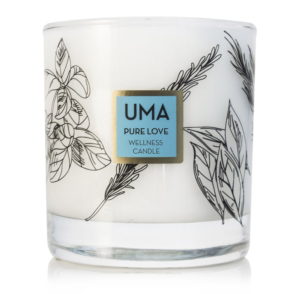 UMA Pure Love Wellness Candle steht vor weißem Hintergrund. North Glow