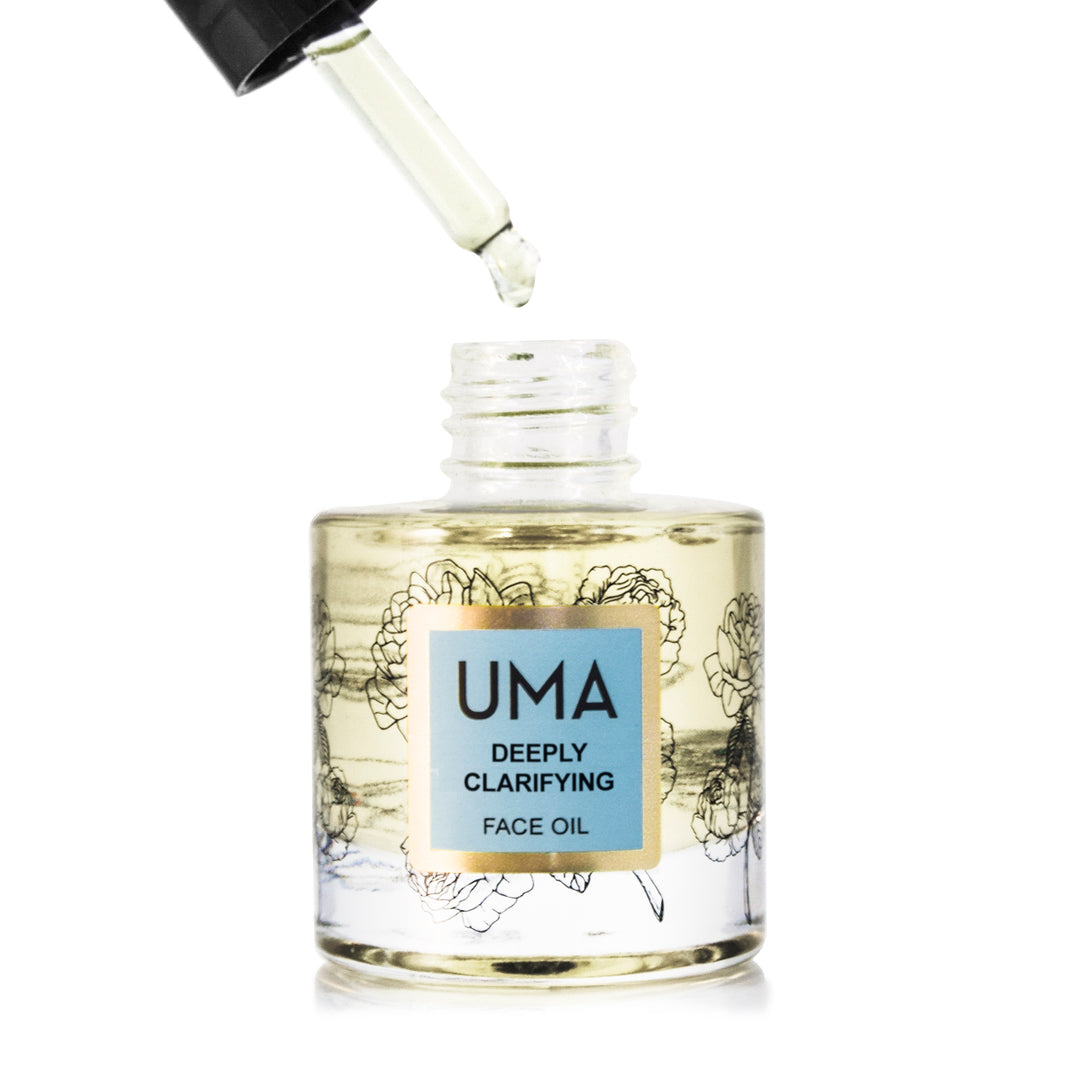 Von einer gefüllten Pipette löst sich ein Tropfen und fällt in die offene UMA Depply Clarifying Face Oil Flasche.