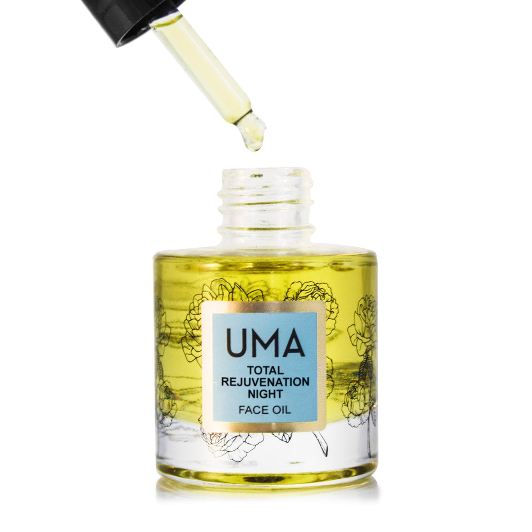 Von einer gefüllten Pipette tropft Öl in die Flasche von UMA Total Rejuvenation Face Oil. North Glow