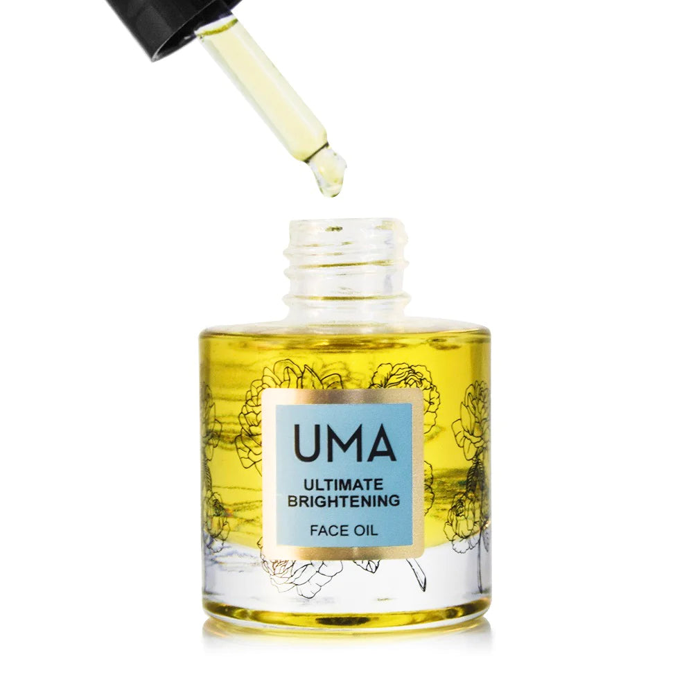 Von einer gefüllten Pipette tropft Öl in die Flasche von UMA Ultimate Brightening Face Oil. North Glow