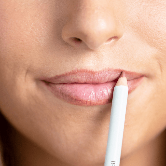 Nahaufnahme eines Frauenmundes bemalt mit dem Ere Perez Acai Lip Pencil der Farbe Shy.