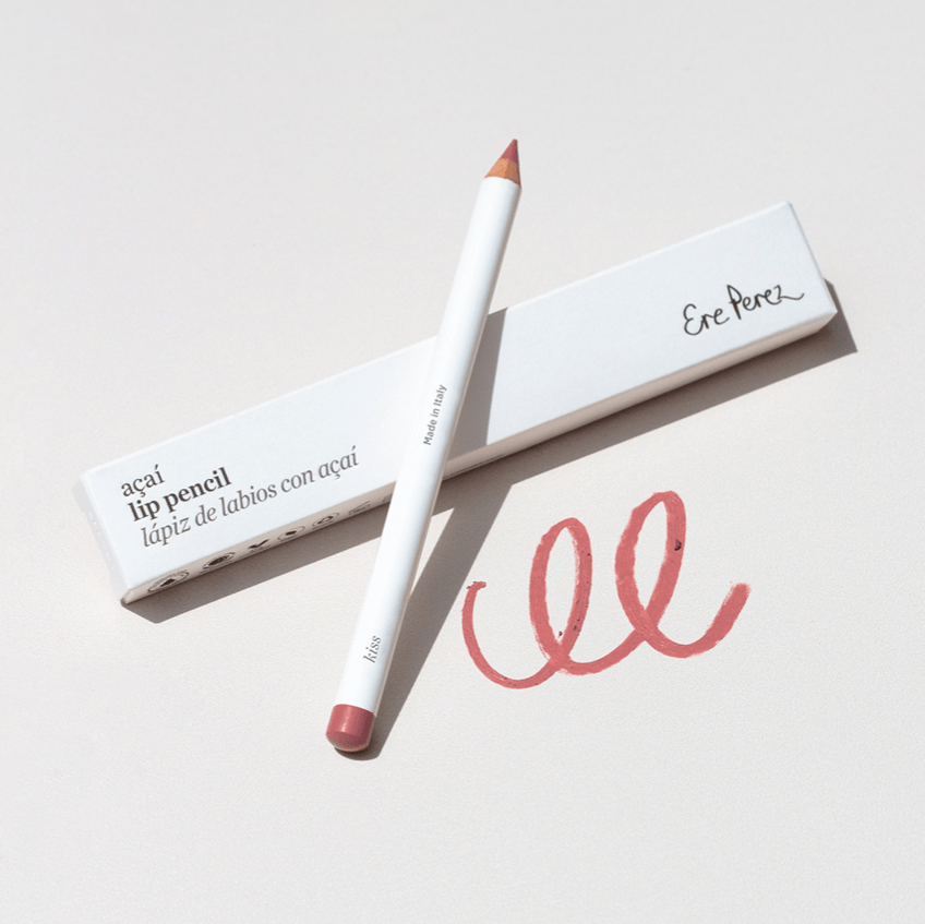 Ere Perez Acai Lip Pencil der Farbe Kiss mit Verpackung undFarbbeispiel auf weißem Untergrund.