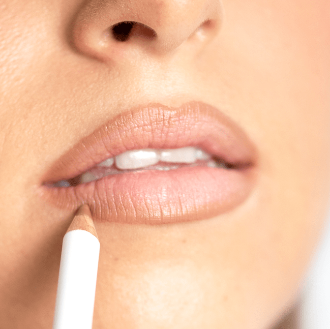 Nahaufnahme eines Frauenmundes bemalt mit dem Ere Perez Acai Lip Pencil der Farbe Pout.