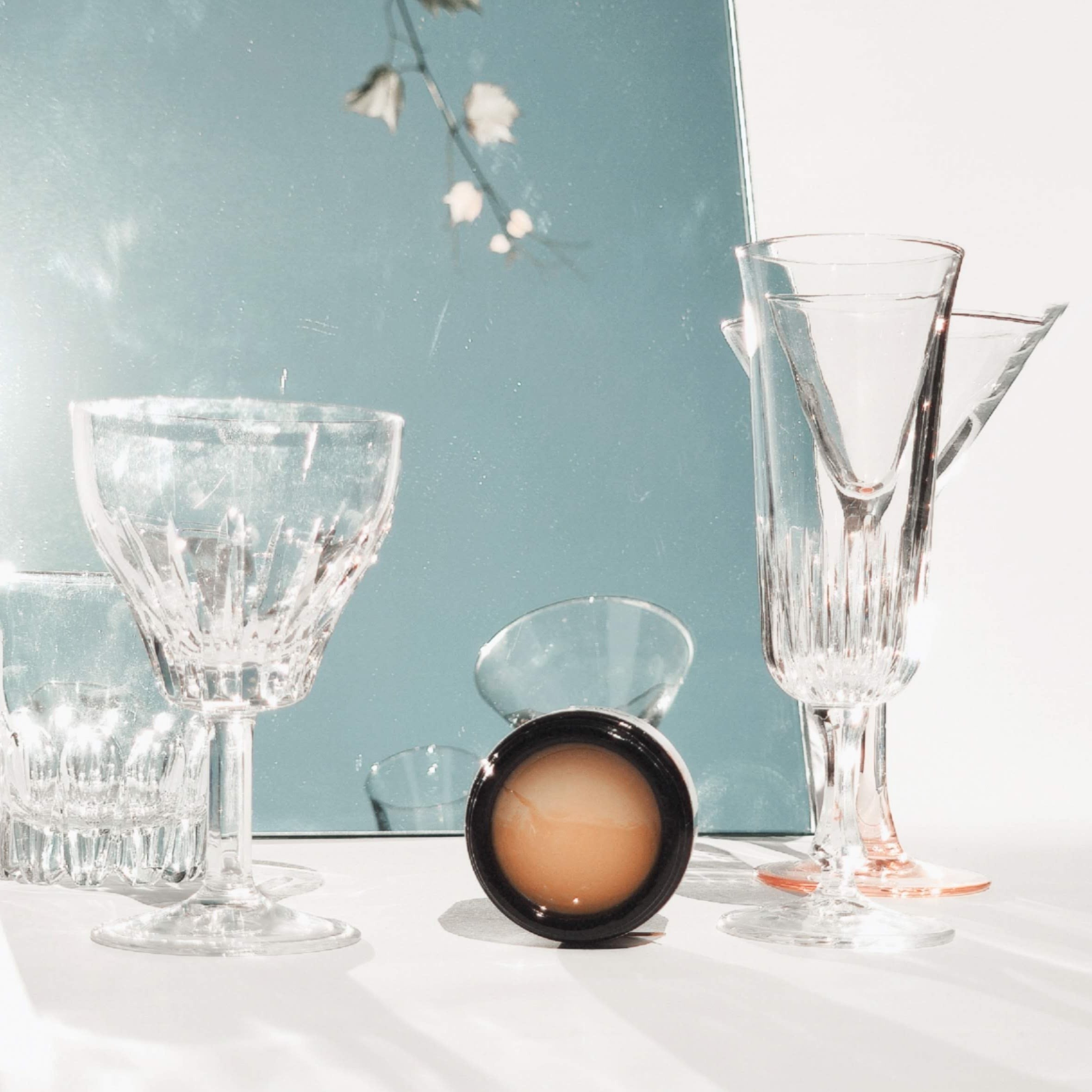 Lilfox Amazon After Dark mit Gläsern vor türkisem Hintergrund