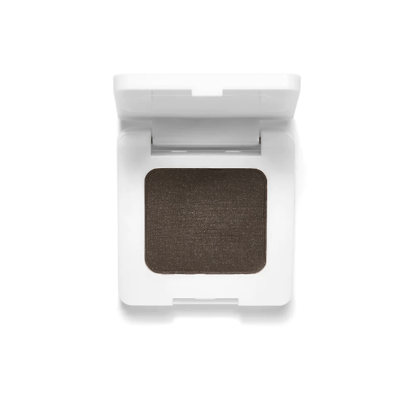 Offene Dose RMS Back2Brow-Powder Dark vor weißem Hintergrund.