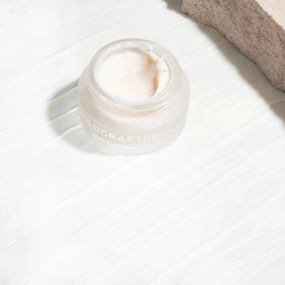 Offener Milchglastiegel Wildcrafted Bioactive Eye Serum steht auf weißem Untergrund.