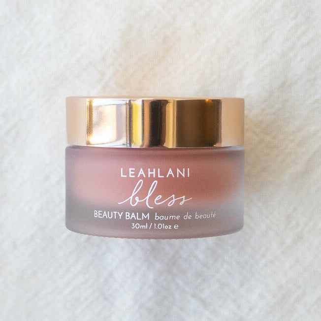 Leahlani Bless Beauty Balm Tiegel mit goldenem Deckel auf hellem Hintergrund