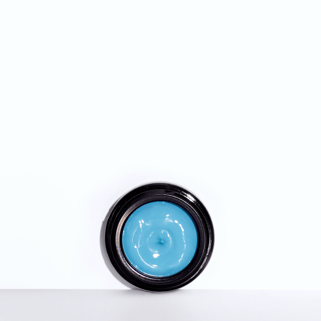 Lilfox Blue Legume Maske schwarzer Tiegel mit blauer Textur vor weißem Hintergrund