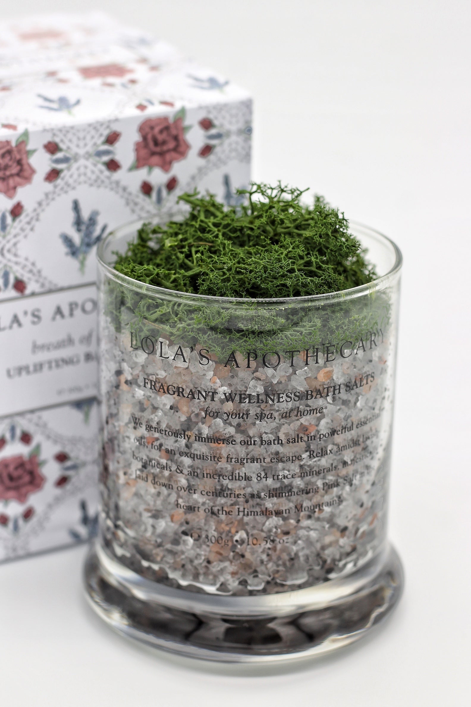 Lola´s Apothecary Breath of Clarity Bath Salts Glasdose vor hellem Hintergrund