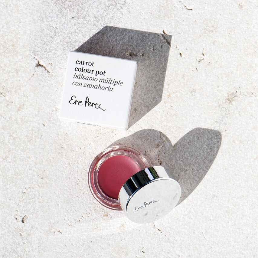 Ere Perez Carrot Colour Pots offener Tiegel mit angelehntem Deckel und Verpackung auf weißem Untergrund.