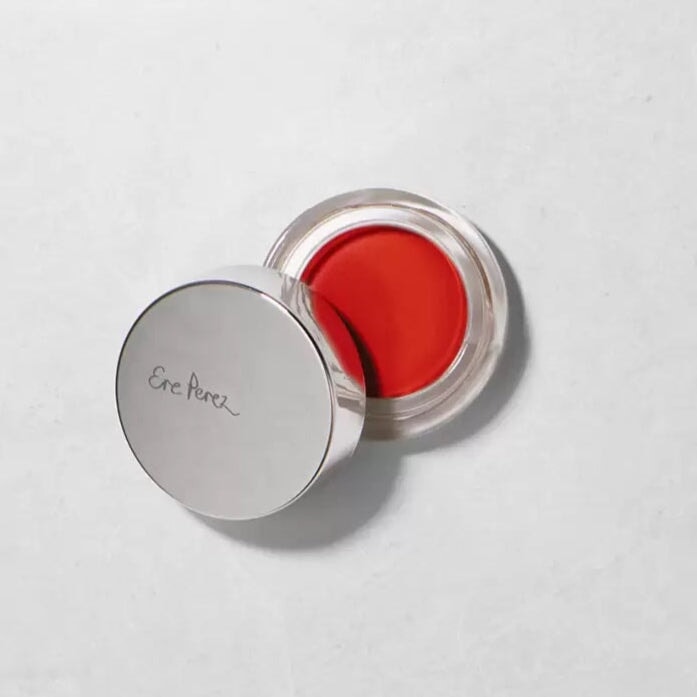 Ere Perez Carrot Colour Pots offener Tiegel der Farbe Hello mit angelehntem Deckel auf weißem Untergrund.