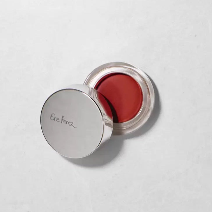 Ere Perez Carrot Colour Pots offener Tiegel der Farbe Happy mit angelehntem Deckel auf weißem Untergrund.