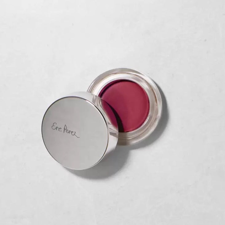 Ere Perez Carrot Colour Pots offener Tiegel der Farbe Holy mit angelehntem Deckel auf weißem Untergrund.