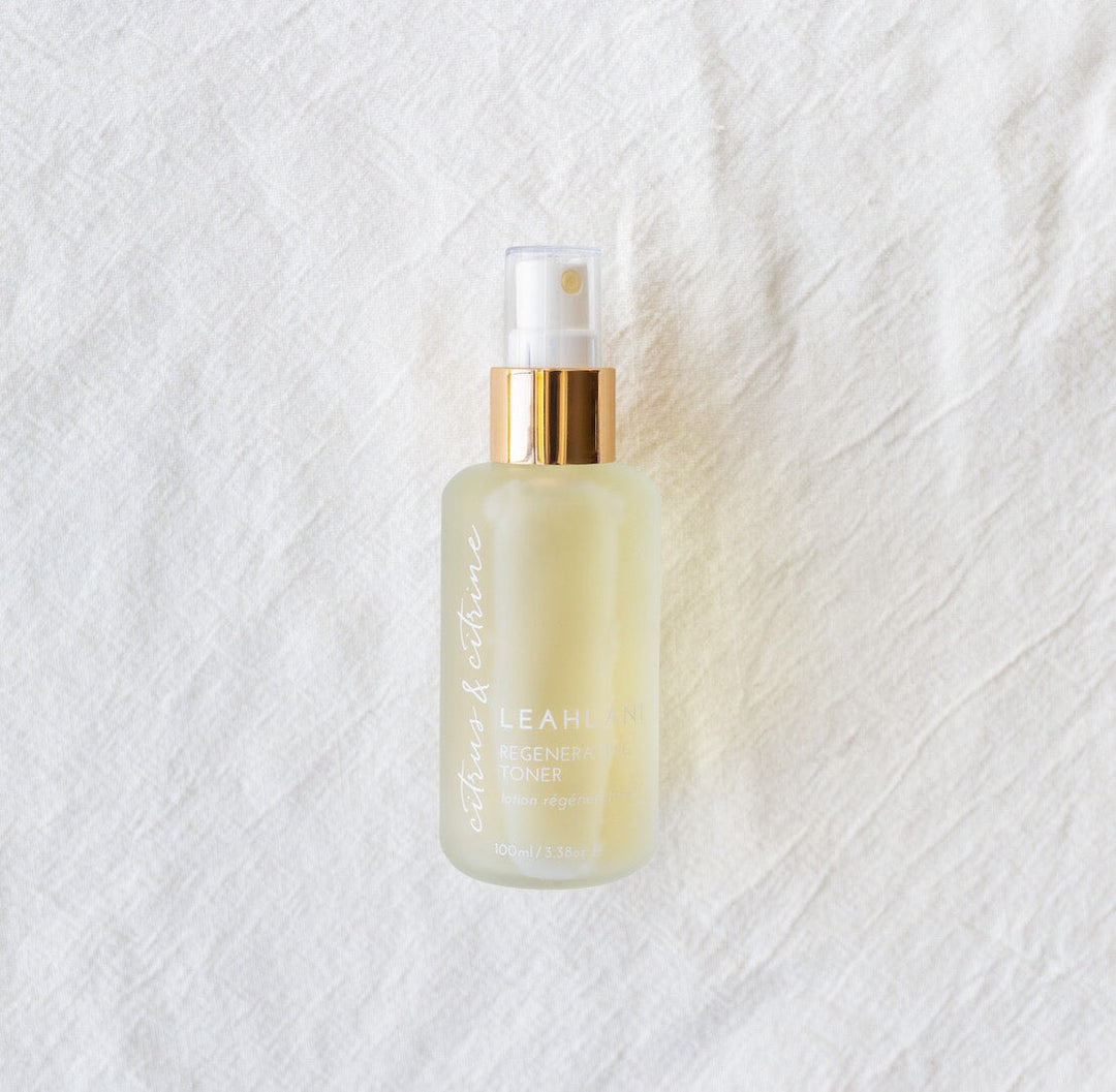 Leahlani Citrus & Citrine Toning Mist Flakon vor weißem Hintergrund