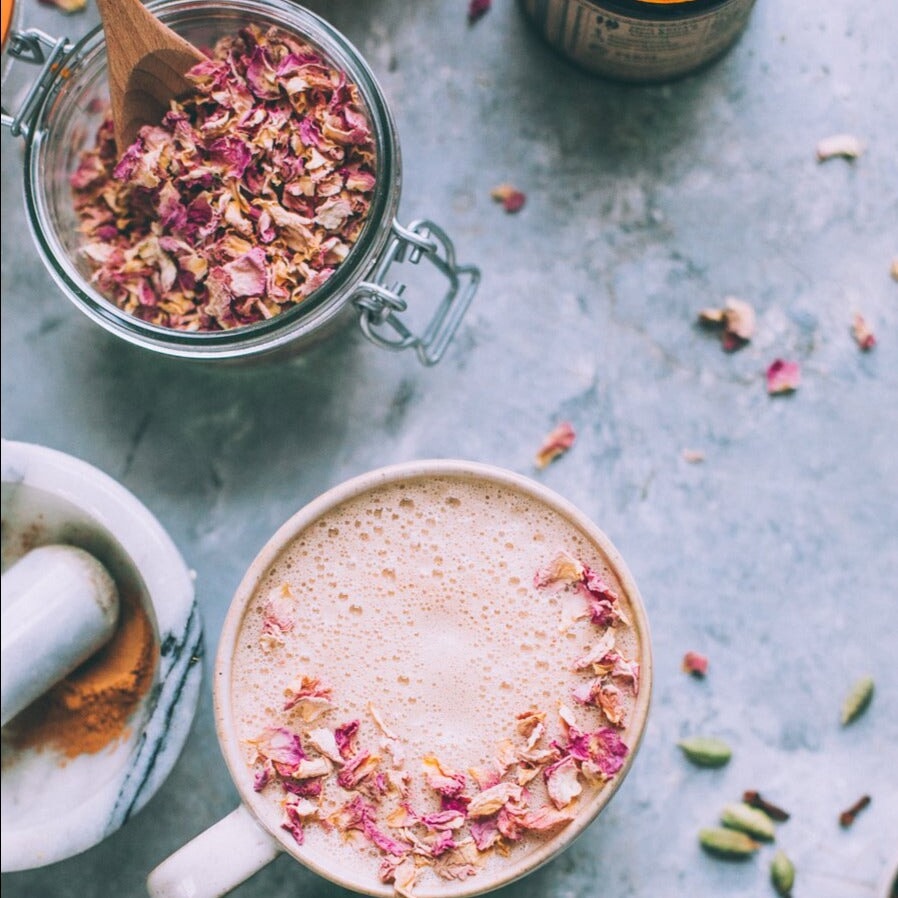 Anima Mundi Dirty Rose Chai Getränk aus der Vogelperspektive.