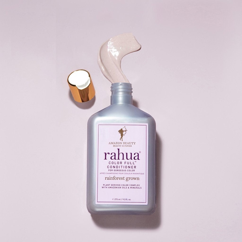 Offene Rahua Color Full Conditioner Flasche mit Texturbeispiel auf rosafarbenem Hintergrund. North Glow