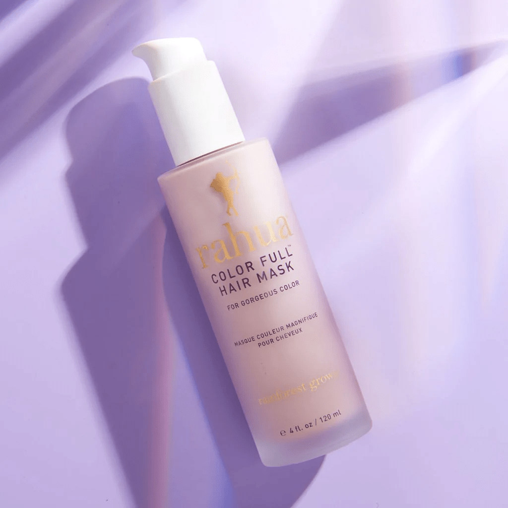 Rahua Color Full Hair Mask Flasche vor lilafarbenem Hintergrund, liegt auf lilafarbenem Untergrund.