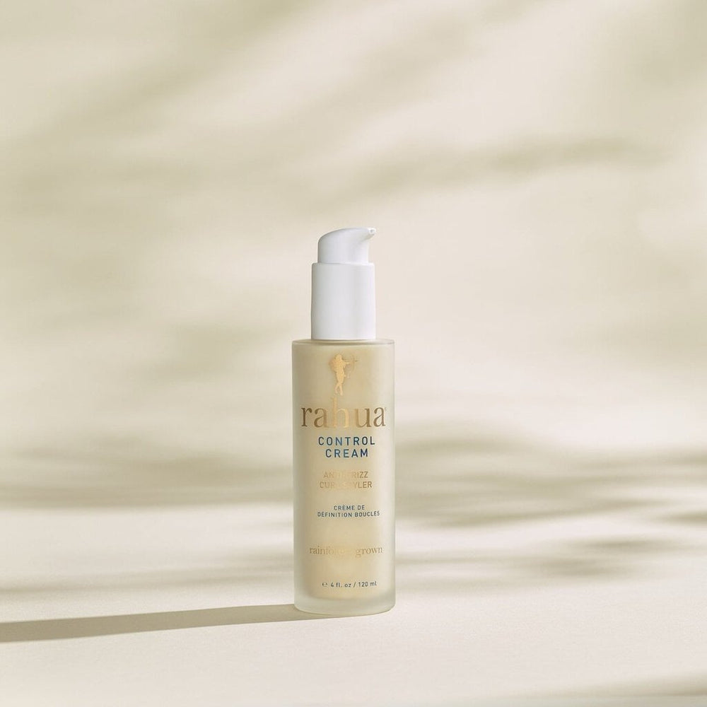Rahua Control Cream Curl Styler Flasche vor cremefarbenem Hintergrund.