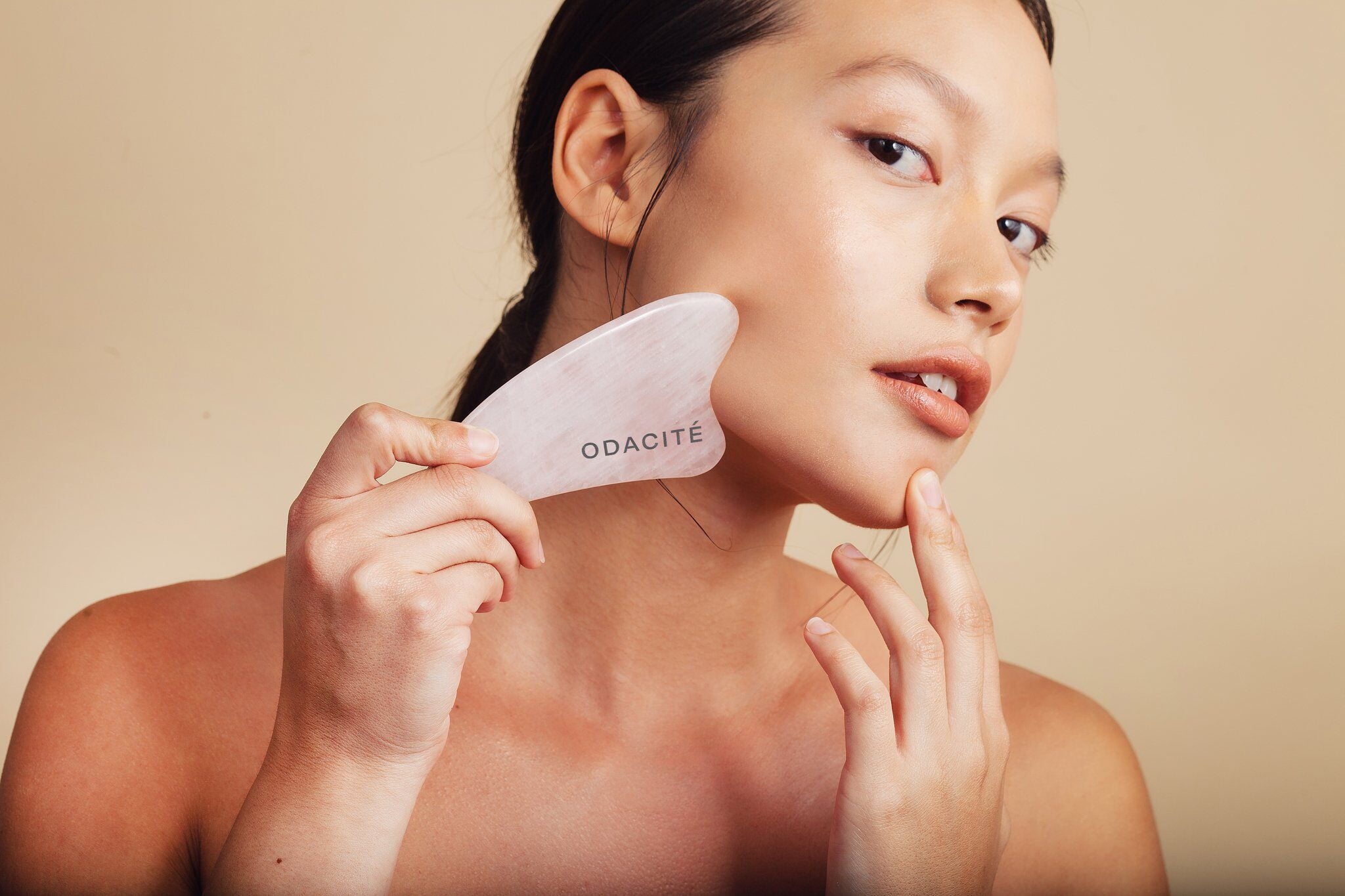 Schöner Crystal Contour Rose Quarz Gua Sha von Odacité