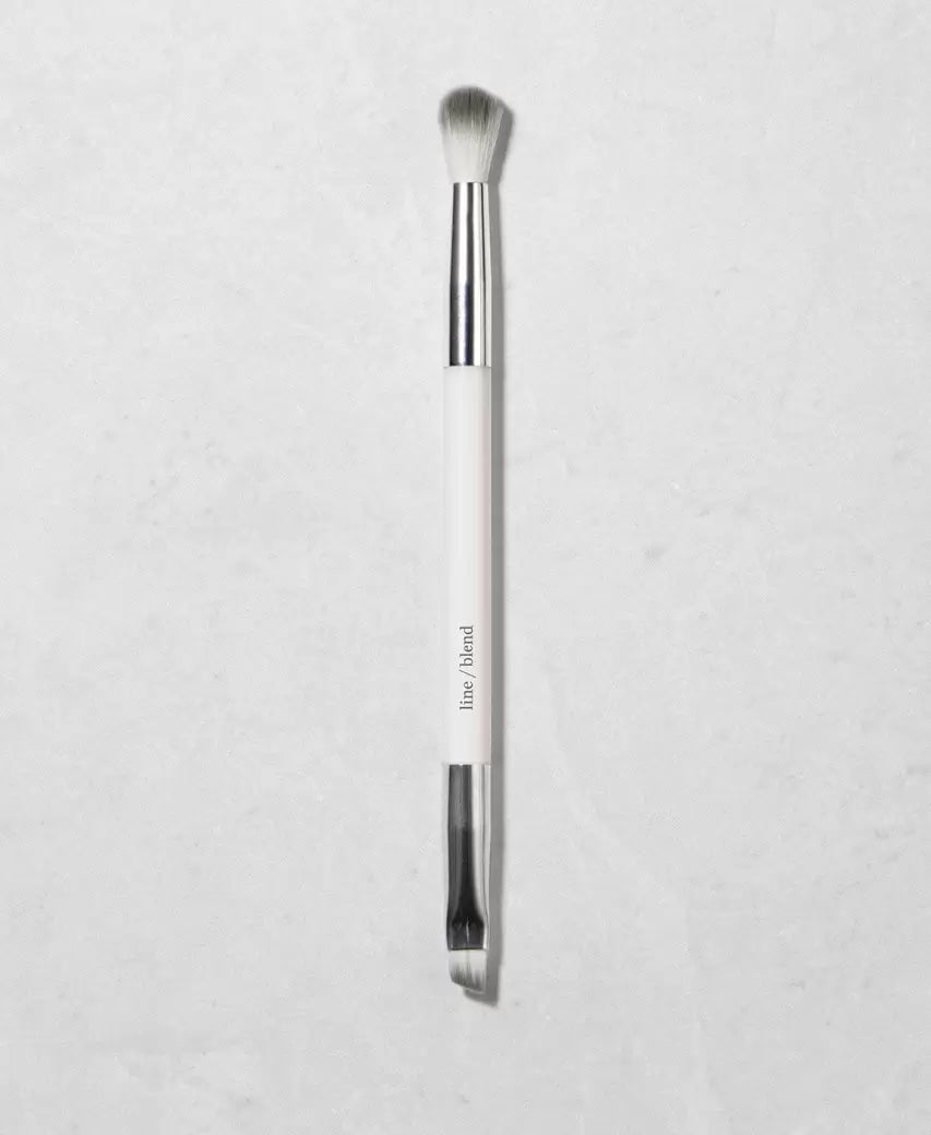 Eco Vegan Line & Blend Brush 2-seitiger Pinsel auf weißem Untergrund.