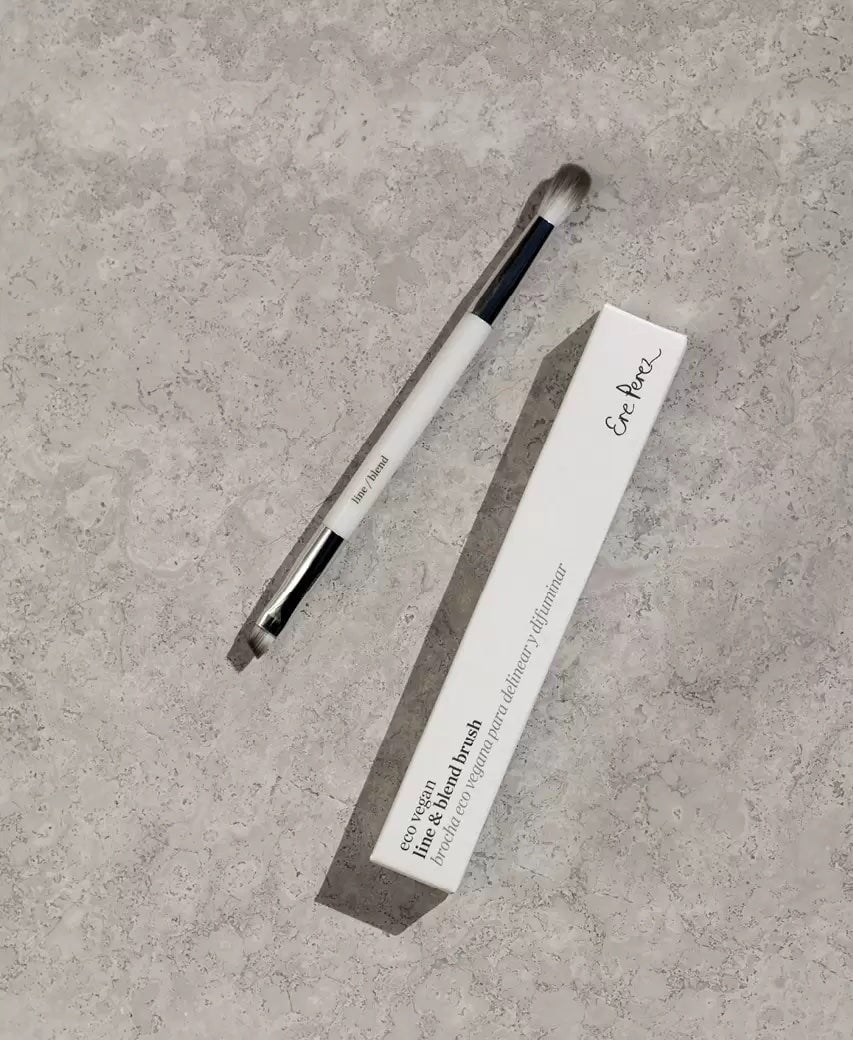 Eco Vegan Line & Blend Brush liegt neben der Verpackung.