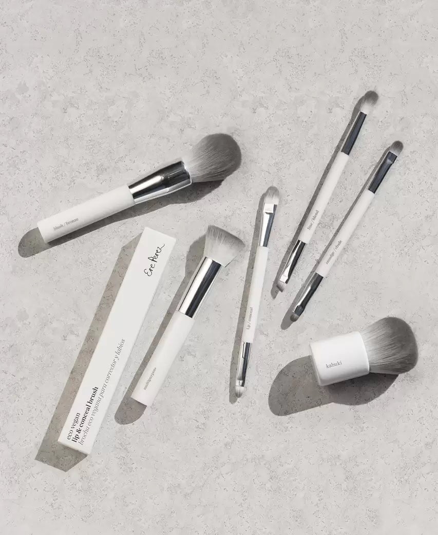 Verschiedene Pinsel von Ere Perez liegen auf hellem Untergrund.