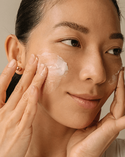 Weibliches Model mit Ranavat Renewing Bakuchi Creme auf den Wangen