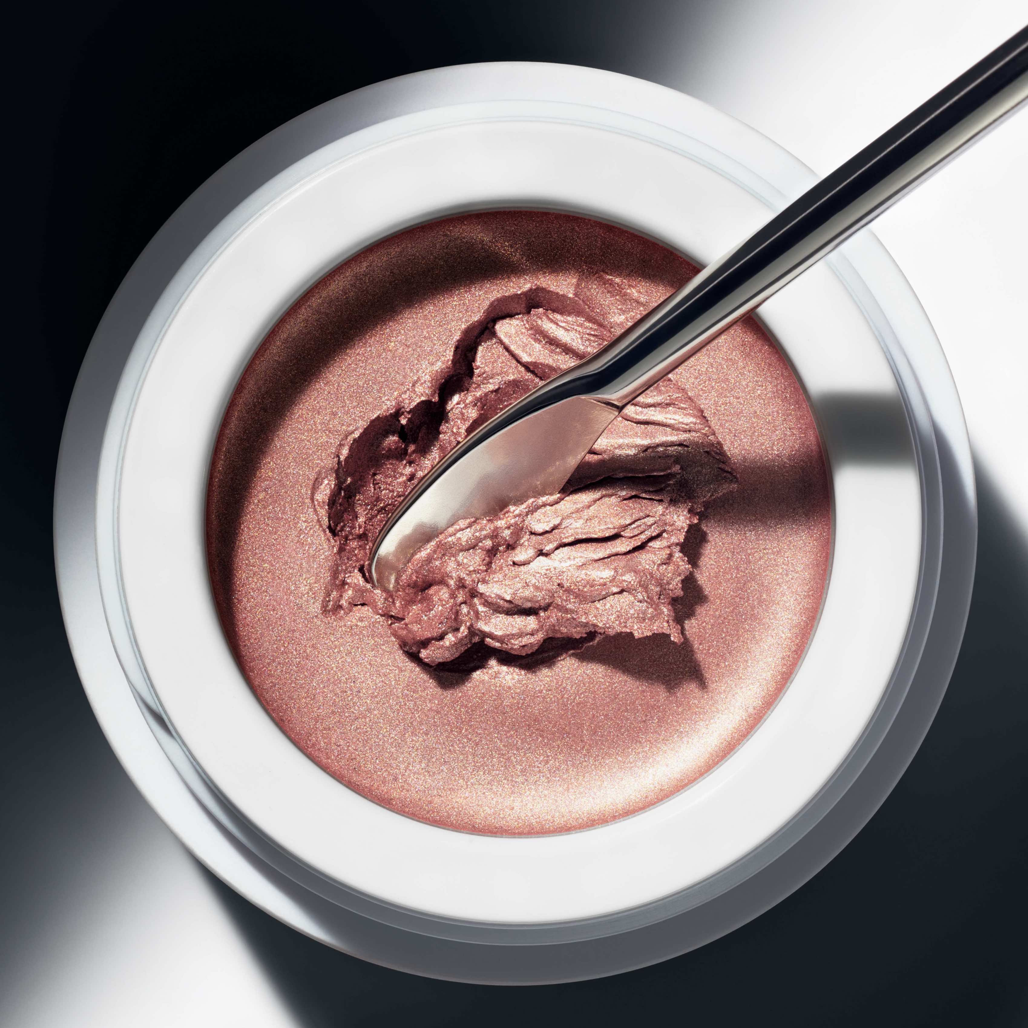 Offener Eye Glow Colour Tiegel Ayame aus der Vogelperspektive steht auf weißem Untergrund.