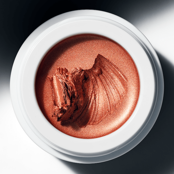 Offener Eye Glow Colour Tiegel Chaminade aus der Vogelperspektive steht auf weißem Untergrund.