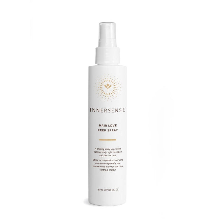Weiße Sprühflasche Innersense Hair Love Prep Spray steht vor weißem Hintergrund.
