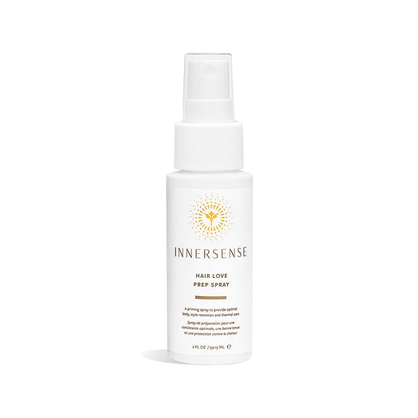 Weiße Sprühflasche Innersense Hair Love Prep Spray in Reisegröße steht vor weißem Hintergrund.