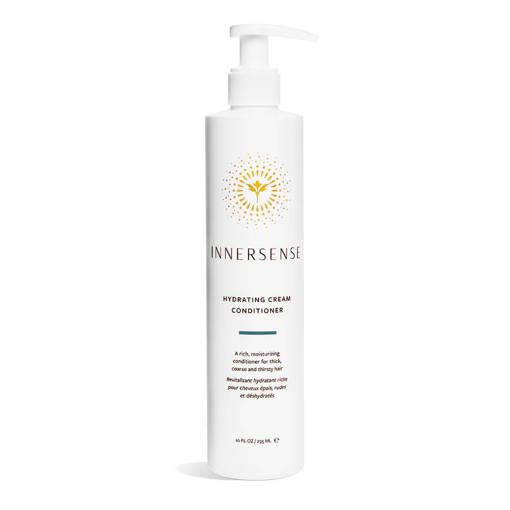 Eine weiße Pumpflasche Innersense Hydrating Cream Conditioner steht vor weißem Hintergrund.
