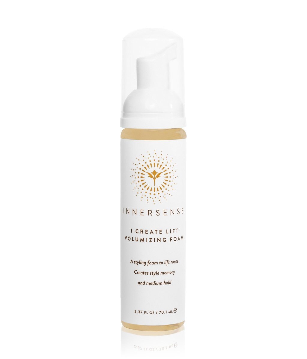 Eine Sprühflasche in Reisegröße Innersense I Create Lift Volumizing Foam steht vor weißem Hintergrund.