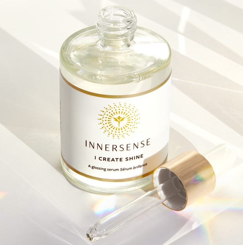 Offene Innersense I Create Shine Pipettenflasche, Pipette liebt vor der Flasche auf weißem Hintergrund.