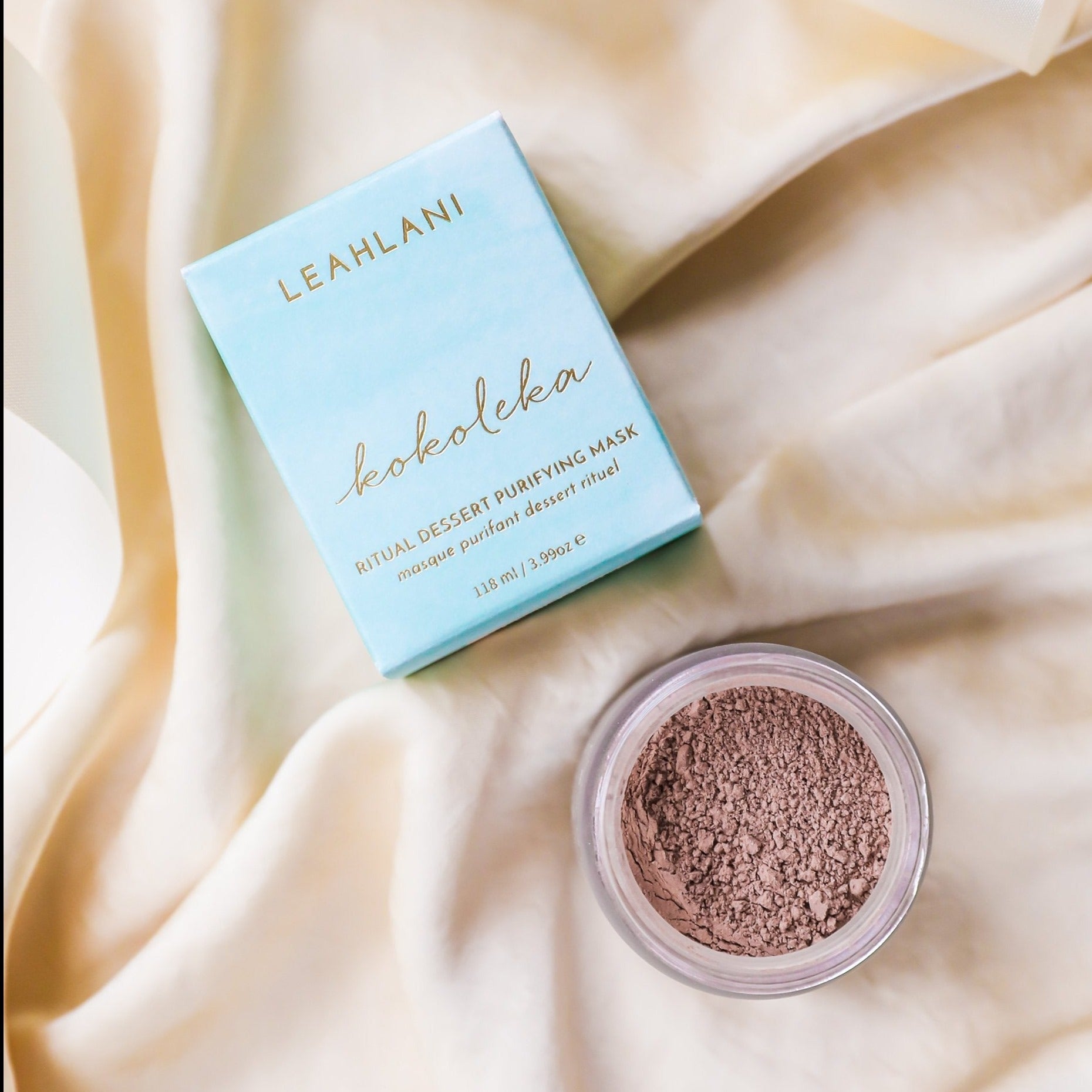 Leahlani_Kokoleka_Heilerde Maske Tiegel mit türkiser Verpackung auf heller Decke