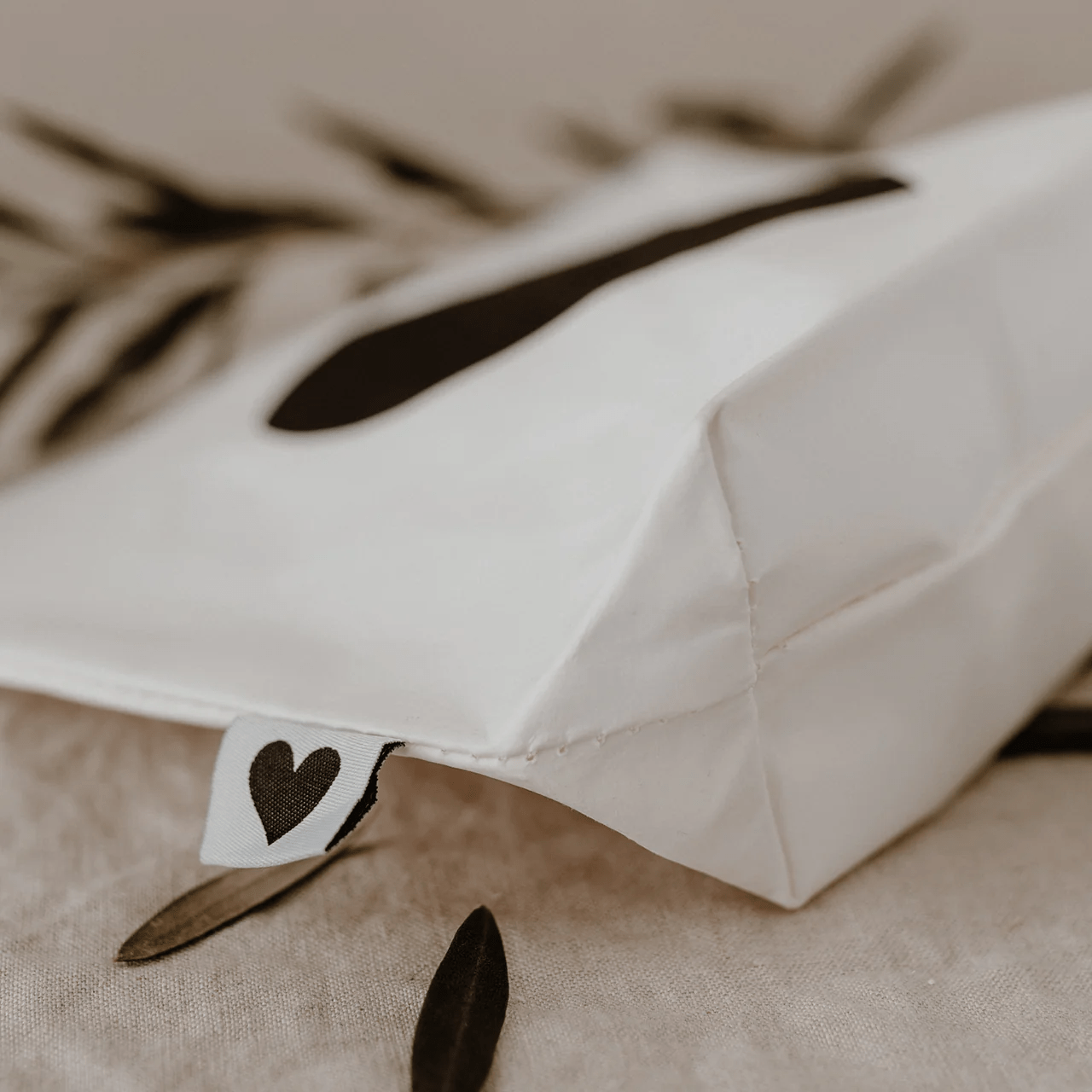 Kosmetiktasche Herz - weiß, aus waschbarem Papier