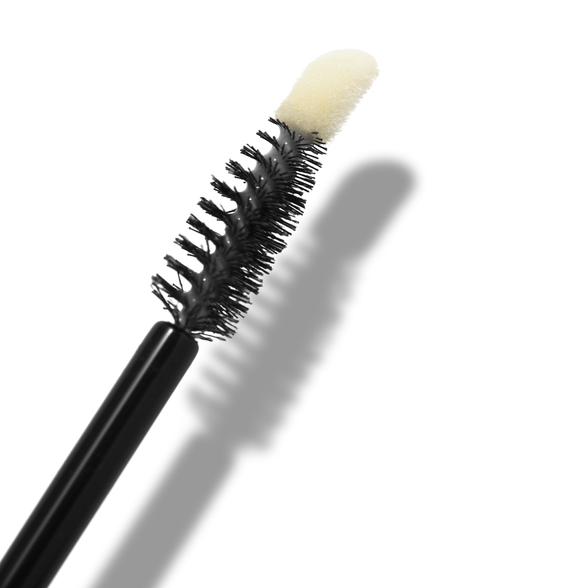 Lash & Brow Serum Bürste mit Produkttextur vor weißem Hintergrund