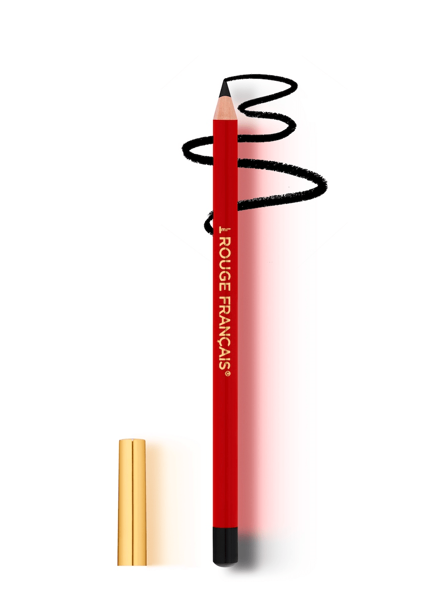 Roter Kajalstift mit schwarzer Mine mit Farbbeispiel und daneben liegenden goldenen Deckel vor weißem Hintergrund.