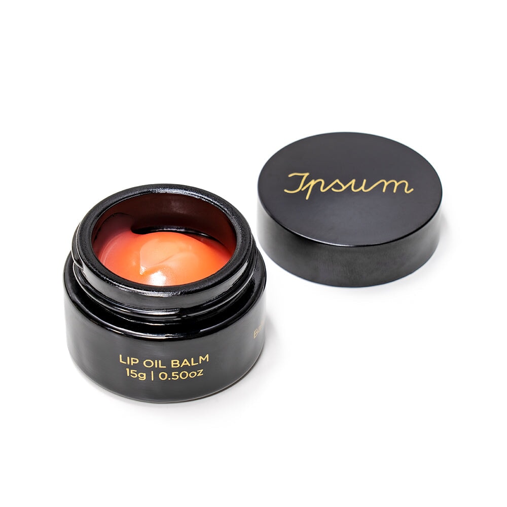 Schwarzer Ipsum Lip Oil Balm Tiegel steht offen, daneben liegt der Deckel, Balm im zarten Rosa und geschmeidiger Textur gut zu erkennen.