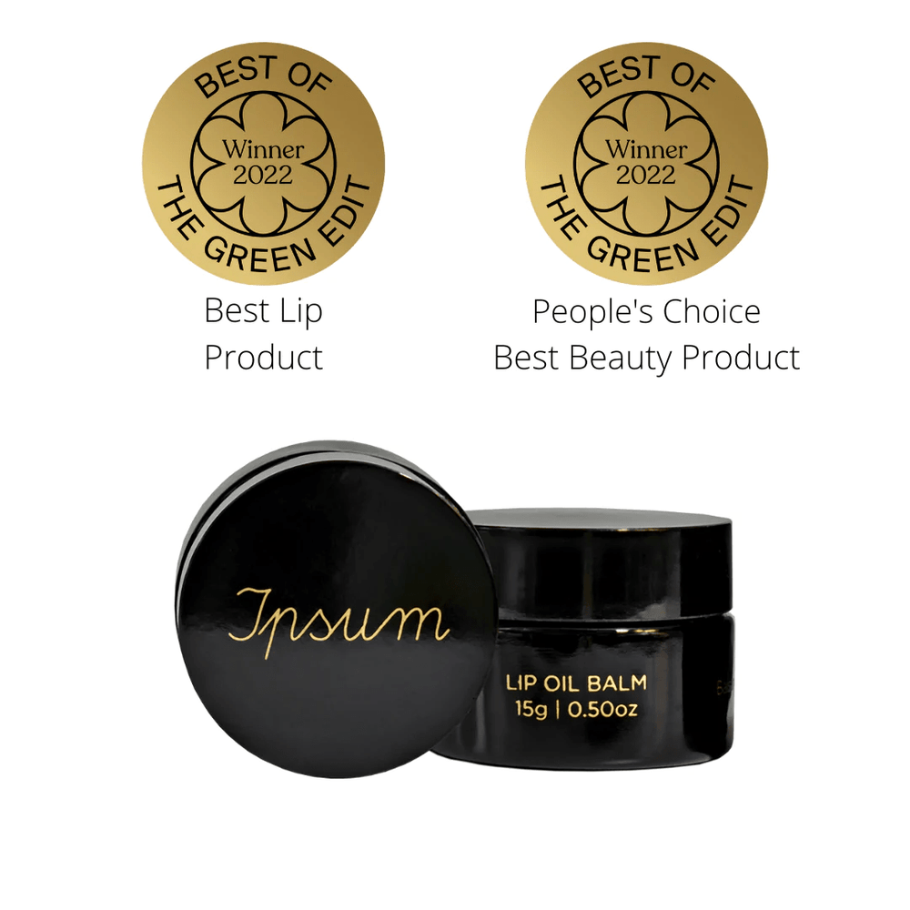Schwarzer Ipsum Lip Oil Balm Tiegel vor weißem Hintergrund mit Abzeichen für BEST OF THE GEEN EDIT Winner 2022.