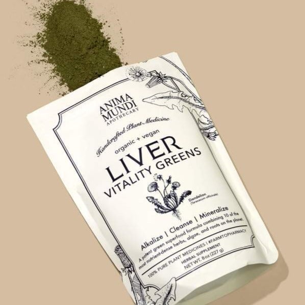 Anima Mundi Liver Verpackung aus der grünes Pulver auf hellem Untergrund ausgekippt wurde.