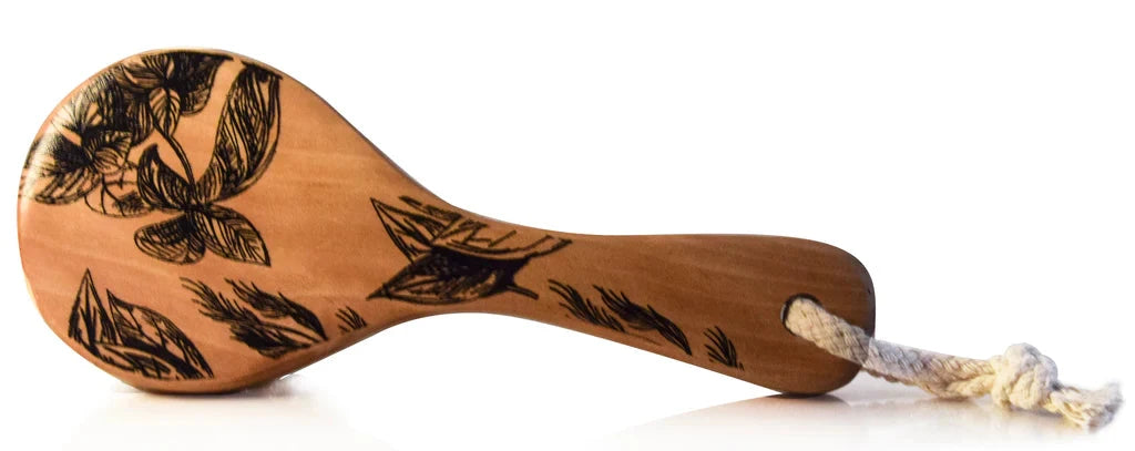 Rückansicht der UMA Lymphatic Detox Dry Brush vor weißem Hintergrund.