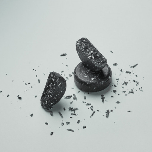 Abhati Suisse Manali festes Shampoo zerbrochen auf hellem Untergrund.