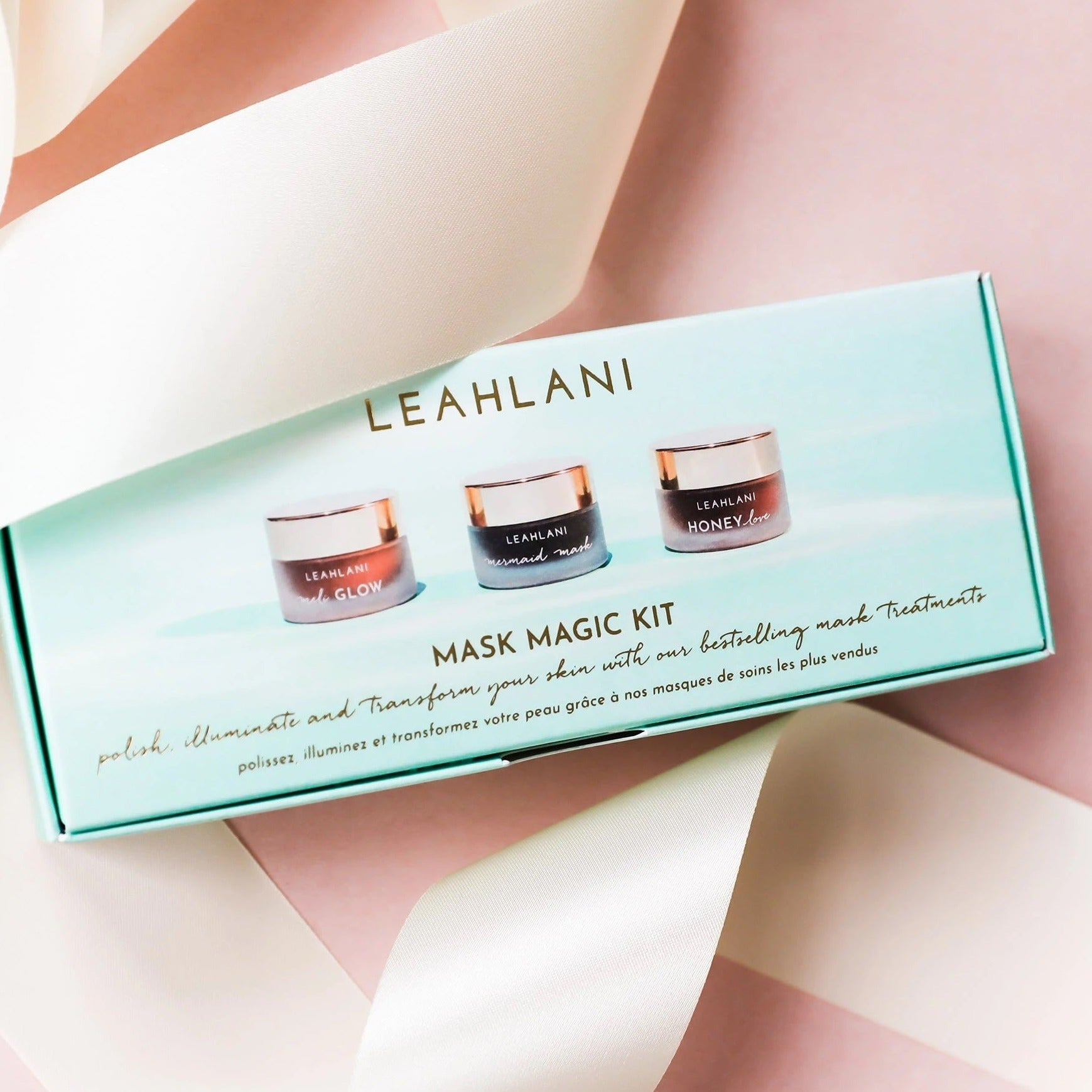 Leahlani Mask Magic Kit Verpackung vor rosa Hintergrund