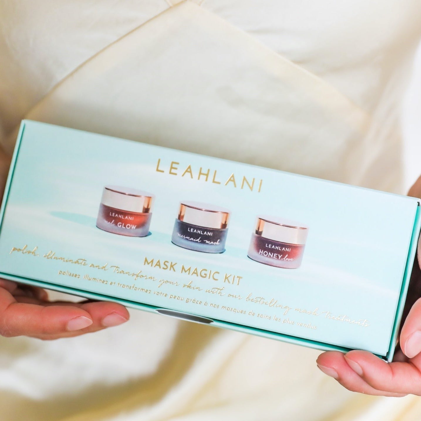 Leahlani Mask Magic Kit Verpackung wird von weiblichen Model gehalten